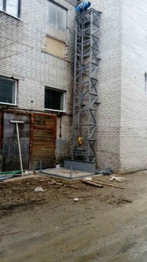 Консольныи? подъемник снаружи здания