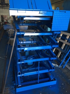 Пятиножничный стол с аппарелью