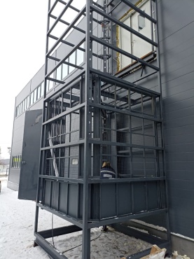 Подъемник в металлокаркасной шахте, ГП 2000 кг с выгрузкой на 90 градусов