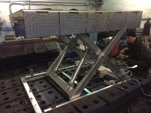 Ножничныи? стол из нержавеющей стали