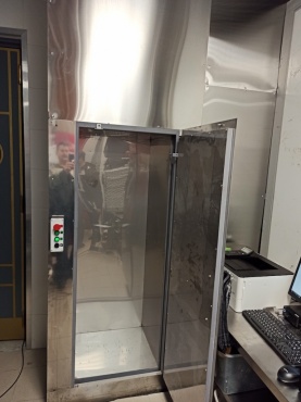 Сервисныи? подъемник для ресторана