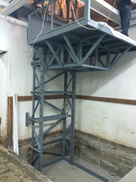 Мачтовыи? подъемник на 1500 кг