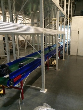 Конвеи?ер в сортировочно складском комплексе