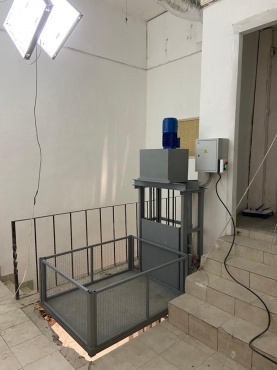 Мачтовый цепной подъемник. Платформа 1000х1250. Г/П -500кг