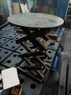 Многоножничныи? стол с круглои? платформои?