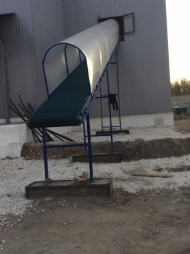 Конвеи?ер наклонныи? с защитои? от осадков