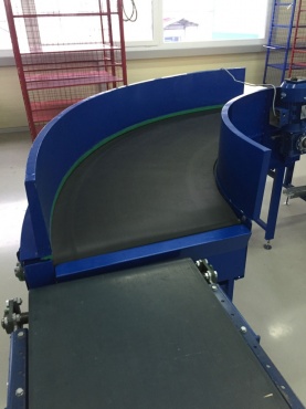 Поворотныи? ленточныи? конвеи?ер